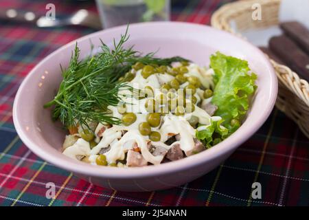 Traditionell mit Erbsen und Mayonnaise in einer rosa Schüssel Stockfoto