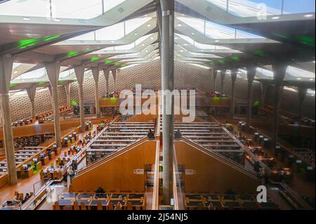 KAIRO, 20. April 2022 (Xinhua) -- das Foto zeigt einen Blick auf das Innere der Bibliotheca Alexandrina in Alexandria, Ägypten, am 19. April 2022. Bibliotheca Alexandrina, eine riesige, einzigartige Bibliothek und kulturelles Symbol der ägyptischen Küstenstadt Alexandria, die vor 2.300 Jahren von König Alexander dem Großen gegründet wurde, verfügt über ein scheibenförmiges Äußeres und 11 Innenebenen, alle unter einem glitzernden, kippbaren Dach. Die ikonische Bibliothek wurde 2002 als Wiederbelebung der ursprünglichen antiken Bibliothek von Alexandria, die eine der größten und bedeutendsten l Stockfoto