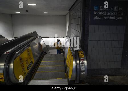 Atlanta, Usa. 19. April 2022. Ein Zuschauer tritt in die MARTA (Metropolitan Atlanta Rapid Transit Authority) in Atlanta ein. Kredit: SOPA Images Limited/Alamy Live Nachrichten Stockfoto