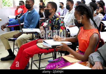 (220420) -- KAMPALA, 20. April 2022 (Xinhua) -- Studenten, die einen Bachelor-Abschluss in Chinesisch- und Asienwissenschaften anstreben, besuchen einen Chinesisch-Sprachkurs am Konfuzius-Institut der Makerere-Universität in Kampala, Uganda, 12. April 2022. Während die Welt des jährlichen chinesischen Tages der Vereinten Nationen (UN) am Mittwoch gedenkt, bereiten sich ugandische Jugendliche darauf vor, Chinesisch zu lernen. Sie sehen die Sprache, die in der zweitgrößten Wirtschaft verwendet wird, als ein Instrument, mit dem sie eine breitere Zukunft erreichen können.ZUM THEMA "Feature: Ugandische Jugendliche schauen Karrierechancen durch chinesisches Sprachenlernen" (Xinhua/Zhang Gaipin Stockfoto