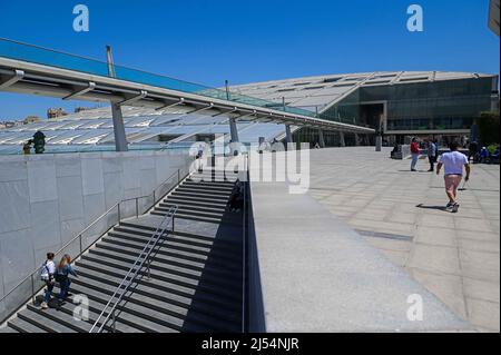 KAIRO, 20. April 2022 (Xinhua) -- am 19. April 2022 besuchen Menschen die Bibliotheca Alexandrina in Alexandria, Ägypten. Bibliotheca Alexandrina, eine riesige, einzigartige Bibliothek und kulturelles Symbol der ägyptischen Küstenstadt Alexandria, die vor 2.300 Jahren von König Alexander dem Großen gegründet wurde, verfügt über ein scheibenförmiges Äußeres und 11 Innenebenen, alle unter einem glitzernden, kippbaren Dach. Die ikonische Bibliothek wurde 2002 als Wiederbelebung der ursprünglichen antiken Bibliothek von Alexandria eingeweiht, die zuvor eine der größten und bedeutendsten Bibliotheken weltweit war Stockfoto