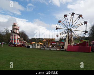 Festplatz in Wollaton Park während der Schulferien Nottingham England Großbritannien mit skelterem Riesenrad und Kinderfahrten Stockfoto