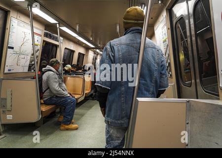 Atlanta, Usa. 19. April 2022. Menschen nutzen die MARTA (Metropolitan Atlanta Rapid Transit Authority) in Atlanta. (Foto von Camilo Freedman/SOPA Images/Sipa USA) Quelle: SIPA USA/Alamy Live News Stockfoto