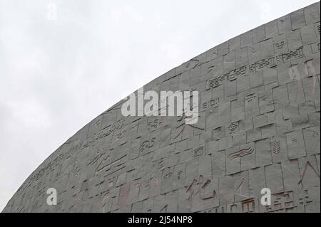 KAIRO, 20. April 2022 (Xinhua) -- das Foto zeigt eine Ansicht der Außenseite der Bibliotheca Alexandrina in Alexandria, Ägypten, am 18. April 2022. Bibliotheca Alexandrina, eine riesige, einzigartige Bibliothek und kulturelles Symbol der ägyptischen Küstenstadt Alexandria, die vor 2.300 Jahren von König Alexander dem Großen gegründet wurde, verfügt über ein scheibenförmiges Äußeres und 11 Innenebenen, alle unter einem glitzernden, kippbaren Dach. Die ikonische Bibliothek wurde 2002 als Wiederbelebung der ursprünglichen antiken Bibliothek von Alexandria, die eine der größten und bedeutendsten l Stockfoto