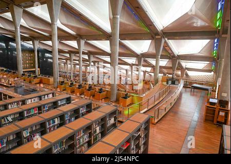 KAIRO, 20. April 2022 (Xinhua) -- das Foto zeigt einen Blick auf das Innere der Bibliotheca Alexandrina in Alexandria, Ägypten, am 19. April 2022. Bibliotheca Alexandrina, eine riesige, einzigartige Bibliothek und kulturelles Symbol der ägyptischen Küstenstadt Alexandria, die vor 2.300 Jahren von König Alexander dem Großen gegründet wurde, verfügt über ein scheibenförmiges Äußeres und 11 Innenebenen, alle unter einem glitzernden, kippbaren Dach. Die ikonische Bibliothek wurde 2002 als Wiederbelebung der ursprünglichen antiken Bibliothek von Alexandria, die eine der größten und bedeutendsten l Stockfoto