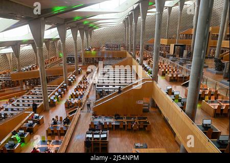 KAIRO, 20. April 2022 (Xinhua) -- das Foto zeigt einen Blick auf das Innere der Bibliotheca Alexandrina in Alexandria, Ägypten, am 19. April 2022. Bibliotheca Alexandrina, eine riesige, einzigartige Bibliothek und kulturelles Symbol der ägyptischen Küstenstadt Alexandria, die vor 2.300 Jahren von König Alexander dem Großen gegründet wurde, verfügt über ein scheibenförmiges Äußeres und 11 Innenebenen, alle unter einem glitzernden, kippbaren Dach. Die ikonische Bibliothek wurde 2002 als Wiederbelebung der ursprünglichen antiken Bibliothek von Alexandria, die eine der größten und bedeutendsten l Stockfoto