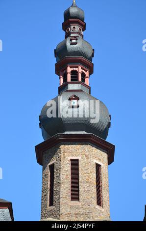 Die gewölbte Spitze des Kirchteigs der St. Martin Kirche in Cochem unter blauem Sonnenhimmel Stockfoto