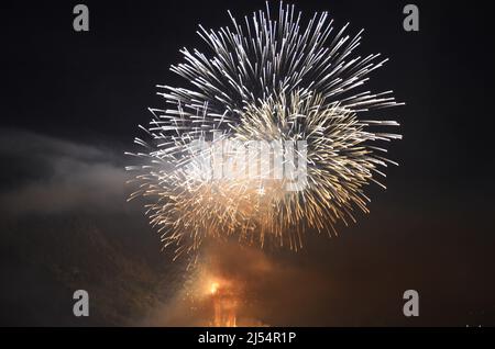 Großes Feuerwerk am Nachthimmel beim Weinfest über der Mosel Stockfoto