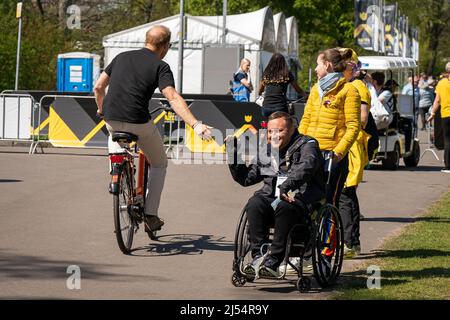 Der Herzog von Sussex radelt während der Invictus Games im Zuiderpark in Den Haag, Niederlande, durch den Zuiderpark. Bilddatum: Mittwoch, 20. April 2022. Stockfoto