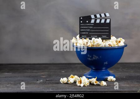 Movie Clapper Board und Popcorn Stockfoto