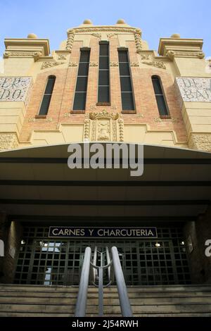 Alicante, Spanien - 28. März 2022: Haupteingang und Fassade des Alicante Food Market Stockfoto