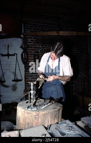 Williamsburg, VA. USA 9/1987. Silberschmied-Meister von Colonial Williamsburg. Handgefertigter Silberservice, Embleme, Schnallen und Tischservice. Stockfoto