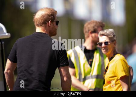 Der Herzog von Sussex radelt während der Invictus Games im Zuiderpark in Den Haag, Niederlande, durch den Zuiderpark. Bilddatum: Mittwoch, 20. April 2022. Stockfoto