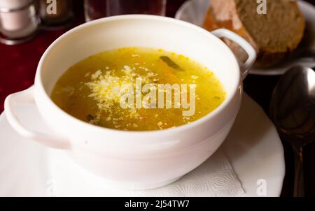 Sowjetische Suppe mit Gurken und Gerste. Leningrad rassolnik Stockfoto