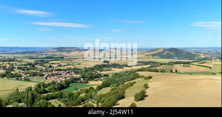 Herrlicher Aussichtspunkt mit Blick auf eine wunderschöne Landschaft im Sommer, mit vulkanischen Vorsprüngen. Stockfoto