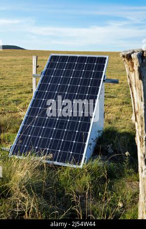 Solarzaun-System mit Photovoltaik-Paneelen zur Stromversorgung eines elektrischen Zauns. Stockfoto