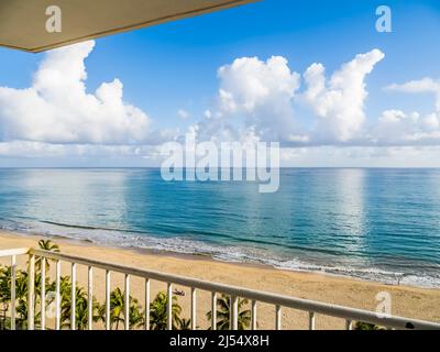 Frühmorgendliche Wolken über sla Verde Beach am Atlantischen Ozean im Großraum San Juan in Carolina Puerto Rico, Stockfoto