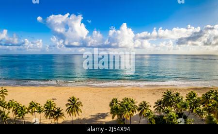 Frühmorgendliche Wolken über sla Verde Beach am Atlantischen Ozean im Großraum San Juan in Carolina Puerto Rico, Stockfoto