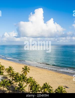 Frühmorgendliche Wolken über sla Verde Beach am Atlantischen Ozean im Großraum San Juan in Carolina Puerto Rico, Stockfoto