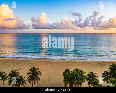 Frühmorgendliche Wolken über sla Verde Beach am Atlantischen Ozean im Großraum San Juan in Carolina Puerto Rico, Stockfoto