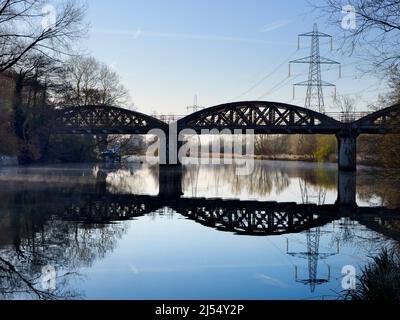 Ein sehr malerischer Teil der Themse, der sich in Kennington am Hinksey Stream anschließt. Riesige Pylons in Hülle und Fülle, und der Themse Path verläuft rechts von uns Stockfoto