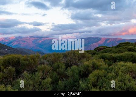 Sonnenuntergang im Winter im Hafen von Honduras Blick Valle del Jerte und Sierra de Tormantos horizontal Stockfoto