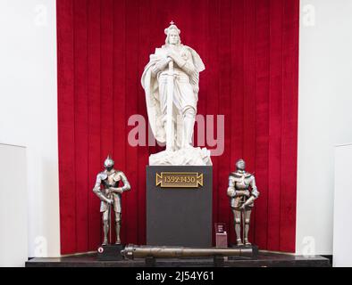 Vytautas Statue und mittelalterliche Ritterrüstung im Museum des Ersten Weltkriegs, Kaunas, Litauen 9. April 2022 Stockfoto