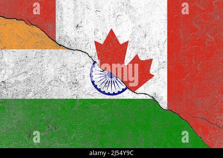 Kanada und Indien flaggen auf einer rissigen alten Betonmauer Stockfoto