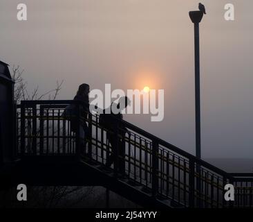 Selbst das alltägliche kann durch Schönheit zur richtigen Zeit und am richtigen Ort verwandelt werden. Hier sehen wir die Brücke über die Gleise unserer lokalen Radley Village Railway Stockfoto