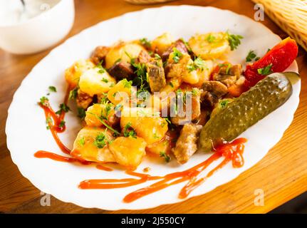 Traditionell russisches Gericht aus geschmorten Kartoffeln mit Fleisch. Zharkoe po domashnemu Stockfoto