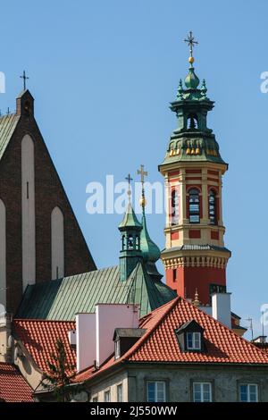 Glockenturm der Erzkathedrale des Hl. Johannes in Warschau, Polen über den Dächern der Altstadt Stockfoto