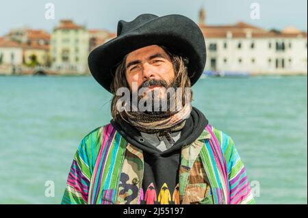 Venedig, Italien. 20 April 2022. Vom 23.. April bis 27.. November präsentiert der Pavillon der Kirgisischen Republik - Gates of Turan, kuratiert von Janet Rady mit dem Aussteller/Künstler Firouz Farmanfarmaian (im Bild). Die Teilnahme an der Internationalen Kunstausstellung 59. - La Biennale di Venezia im Jahr 2022 - auf der Insel Giudecca ist das erste Mal in ihrer Geschichte als dedizierter Länderpavillon. Gates of Turan hat seinen Namen vom persischen Wort Tūrān, was "das Land der Tur" bedeutet. Die ursprünglichen Turaner waren ein iranischer Nomadenstamm der Avestan-Zeit, und ihre Nachkommen bilden die Stämme von Central Stockfoto