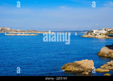 PANORAMA SUR L'ANSE DE LA FAUSSE MONNAIE ET LES ILES DU FRIOUL, MARSEILLE, BDR 13 Stockfoto