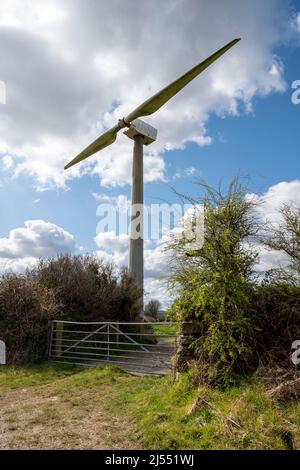 Zwei Blaswindturbinen am Standort Cold Northcott, North Cornwall, Großbritannien. Stockfoto