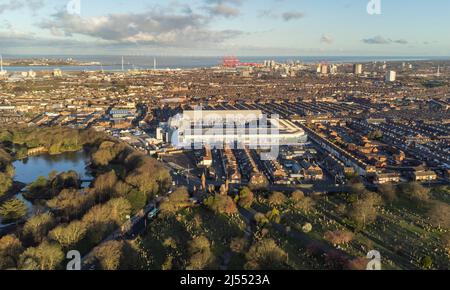 Gesamtansicht des Goodison Park, Heimstadion des Everton Football Club neben dem Anfield Cemetery und dem Crematorium Stockfoto