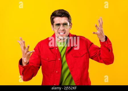 Foto von wütend Millennial Brunet Kerl brüllen tragen rote Hemd Brille isoliert auf gelbem Hintergrund Stockfoto