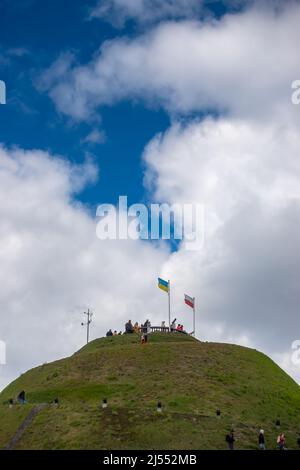 Krakau, Malopolskie, Polen - 17. April 2022: Ukrainische und polnische Flaggen auf dem Kosciuszko-Hügel in Krakau Stockfoto