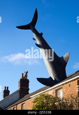 Der Headington Shark ist eine Dachskulptur in der New High Street in Headington, Oxford, England. Dieses surreale öffentliche Kunstwerk zeigt einen überdimensionalen Sh Stockfoto