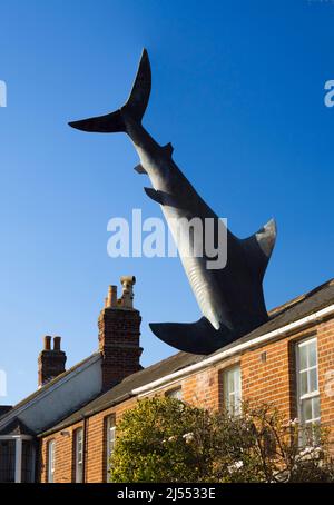 Der Headington Shark ist eine Dachskulptur in der New High Street in Headington, Oxford, England. Dieses surreale öffentliche Kunstwerk zeigt einen überdimensionalen Sh Stockfoto