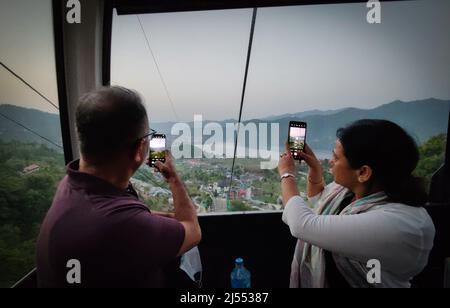 Pokhara, Bagmati, Nepal. 20. April 2022. Am 20. April 2022 fotografieren die Menschen die Landschaft von einer Kabine der Annapurna-Seilbahn, die den See von Fewa mit dem Sarangkot-Hügel von Pokhara verbindet, einem der besten Touristenziele des Landes, etwa 200km westlich von Kathmandu, der Hauptstadt Nepals. (Bild: © Sunil Sharma/ZUMA Press Wire) Stockfoto