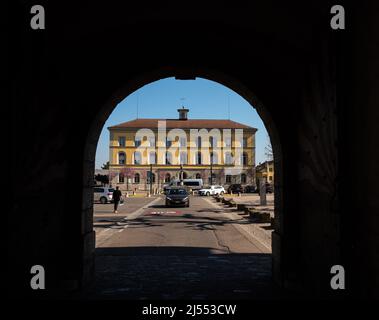 Murten, Schweiz - 24,2022. März: Blick durch Berntor, das Stadttor von Murten oder Morat, auf das Schulhaus Stockfoto