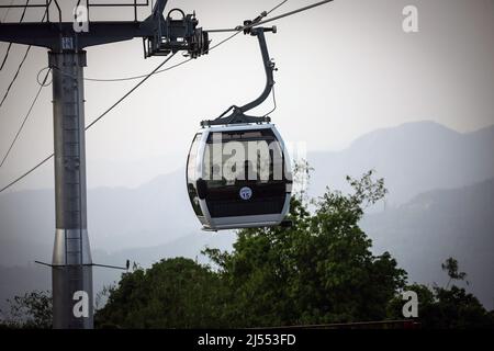 Pokhara, Bagmati, Nepal. 20. April 2022. Die Menschen fahren gerne mit der Annapurna-Seilbahn, die am 20. April 2022 das Seegebiet von Fewa mit dem Sarangkot-Hügel von Pokhara verbindet, einem der besten Touristenattraktionen des Landes, etwa 200km westlich von Kathmandu, der Hauptstadt Nepals. (Bild: © Sunil Sharma/ZUMA Press Wire) Stockfoto