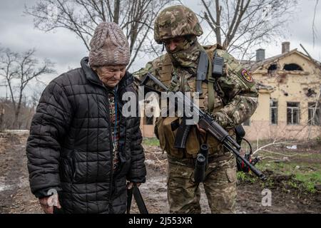 Mariupol, Ukraine. 14. April 2022. Ein russischer Soldat informiert eine ortsansässige Frau, die seit über einem Monat unter der Erde war, über die Lage in OstMariupol. Der Kampf zwischen den russisch-prorussischen Streitkräften und den verteidigenden ukrainischen Streitkräften unter der Führung des Asow-Bataillons wird in der Hafenstadt Mariupol fortgesetzt. Kredit: SOPA Images Limited/Alamy Live Nachrichten Stockfoto