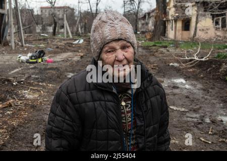 Mariupol, Ukraine. 14. April 2022. Eine ältere Dame in einem zerrütteten Mariupol-Viertel. Der Kampf zwischen den russisch-prorussischen Streitkräften und den verteidigenden ukrainischen Streitkräften unter der Führung des Asow-Bataillons wird in der Hafenstadt Mariupol fortgesetzt. Kredit: SOPA Images Limited/Alamy Live Nachrichten Stockfoto