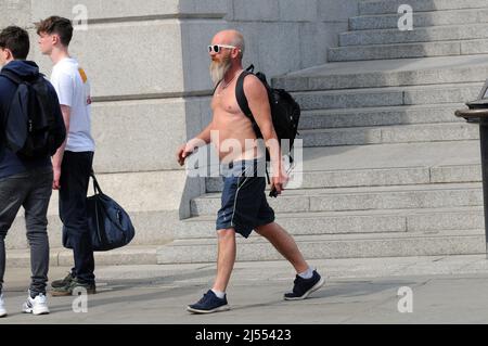 London, Großbritannien. 20. April 2022. Sonnenschein im April auf dem Trafalgar Square. Kredit: JOHNNY ARMSTEAD/Alamy Live Nachrichten Stockfoto