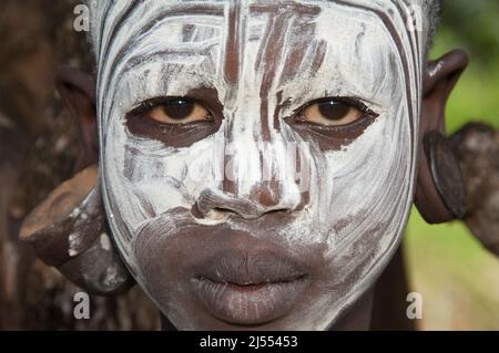 Surma Mädchen mit bemaltem Gesicht, Kibish, Omo River Valley, Äthiopien Stockfoto