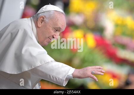 Vatikanstadt, Vatikanstadt. 20. April 2022. Papst Franziskus bei einer wöchentlichen Generalaudienz auf dem Petersplatz am 20. April 2022 Quelle: dpa/Alamy Live News Stockfoto