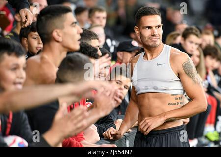 20.. April 2022 : CommBank Stadium, Sydney, Australien; A-League Football Western Sydney Wanderers versus Newcastle Jets; Jack Rodwell von Western Sydney Wanderers signiert Autogramme für die Fans nach dem Spiel Stockfoto