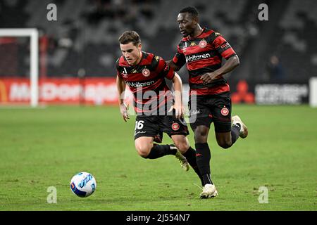 20.. April 2022 : CommBank Stadium, Sydney, Australien; A-League Football Western Sydney Wanderers gegen Newcastle Jets; Alessandro Lopane und Adama Traore von Western Sydney Wanderers führen einen Angriff am Flügel entlang Stockfoto