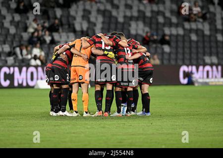 20.. April 2022 : CommBank Stadium, Sydney, Australien; A-League Football Western Sydney Wanderer gegen Newcastle Jets; die Wanderer in einem Team huddle vor dem Anpfiff Stockfoto